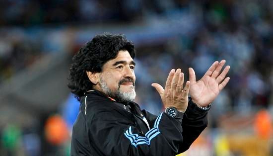 Diego Maradona před zápasem s Řeckem | Foto: Sport