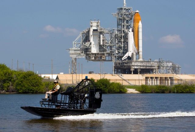 Endeavour je připraven ke startu na Cape Canaveral na Floridě. | Foto: Reuters