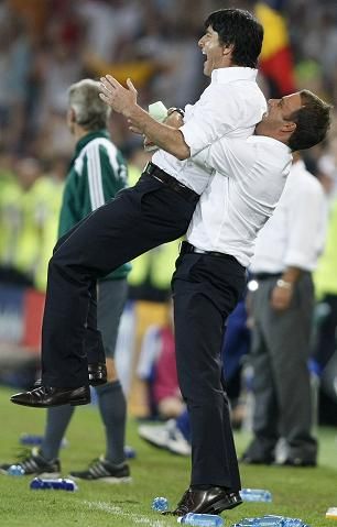 Tak slavili Němci postup ze semifinále. Joachim Löw a Hans-Dieter Flick | Foto: Reuters