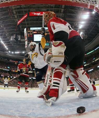 Buffalský Chris Drury oslavuje gól do sítě gólmana Ottawy Raye Emeryho ve čtvrtém zápase semifinále Stanley Cupu. | Foto: Reuters