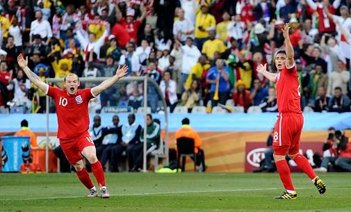 Proto se Lampard a Rooney zlobí. Mají za to, že viděli míč za čárou. A mají pravdu | Foto: Sport