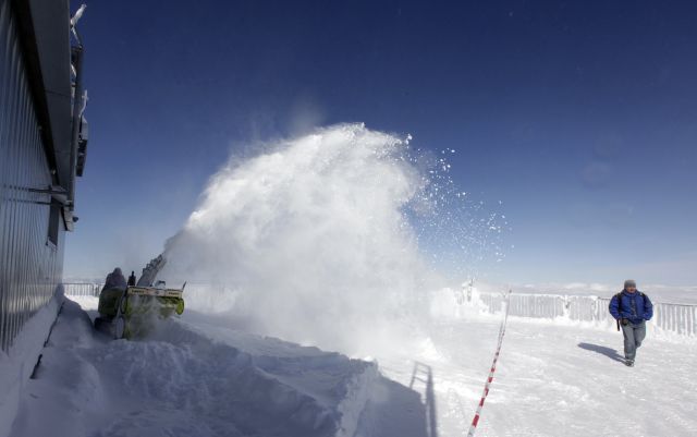 Sněžné pluhy v pohotovosti na nejvyšší německé hoře Zugspitze. | Foto: Reuters