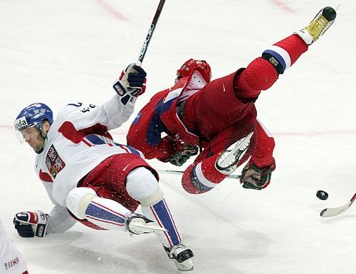 Petr Tenkrát (v bílém) padá po souboji s Rusem Sergejev Zinovjevem. | Foto: Reuters