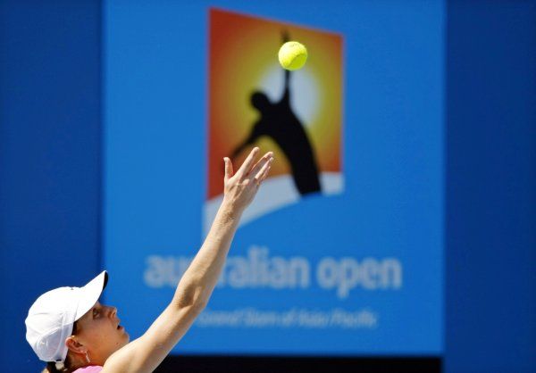 Lucie Šafářová servíruje proti Kolumbijce Catalině Castanové v prvním kole Australian Open. | Foto: Reuters