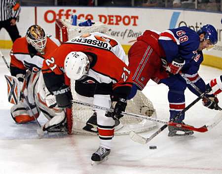 Útočník NY Rangers Jaromír Jágr (vpravo) v souboji s philadelphským Peterem Forsbergem před brankářem Robertem Eschem. | Foto: Aktuálně.cz