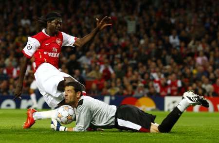 Emmanuel Adebayor v souboji s brankářem Sevilly Andresem Palopem. Arsenal v úvodu Ligy mistrů hostil doma Sevillu. | Foto: Reuters