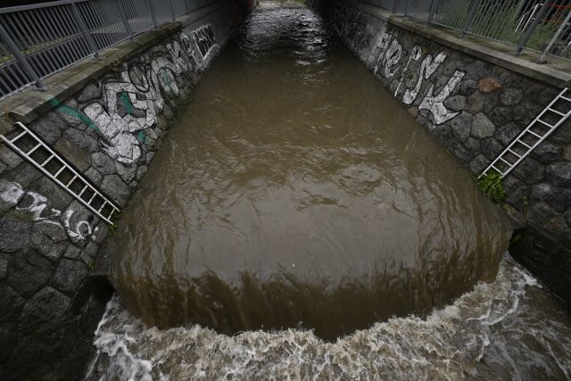 Rozvodněný potok Botič. | Foto: ČTK