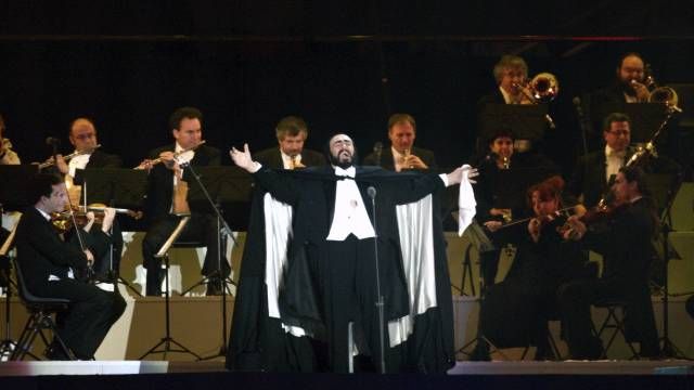 Luciano Pavarotti při zahajovacím ceremoniálu olympijských her v Turíně. Únor 2006. | Foto: Reuters