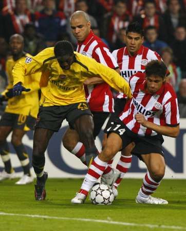 Fotbalista Arsenalu Emmanuel Adebayor (vlevo) s hráči PSV Eindhoven Manuelem da Costou (vpravo) a Alexem utkání Ligy mistrů. | Foto: Reuters