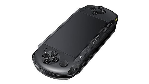 Plusem nového PSP je jistě vzhled a cena nastavená na 99 euro. Mínusem pak absence Wifi. Datum uvedení na trh není znám.
Spolu s novým PSP bylo na Gamescomu oznámeno snížení ceny PS3 na 249,99 euro. | Foto: Sony Corp.