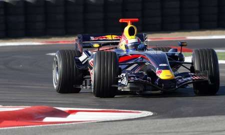 Pilot týmu Red Bull Mark Webber na trati v Catalunyi. | Foto: Reuters