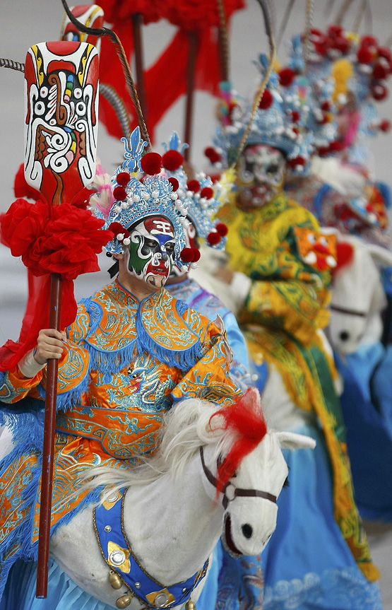 Taneční show v Ptačím hnízdě před zahajovacím ceremoniálem olympijských her v Pekingu. | Foto: Reuters