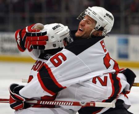 Center New Jersey Devils Patrik Elias se objímá se spoluhráčem Scottem Gomezem poté co skóroval proti New Yorku Rangers. | Foto: Reuters