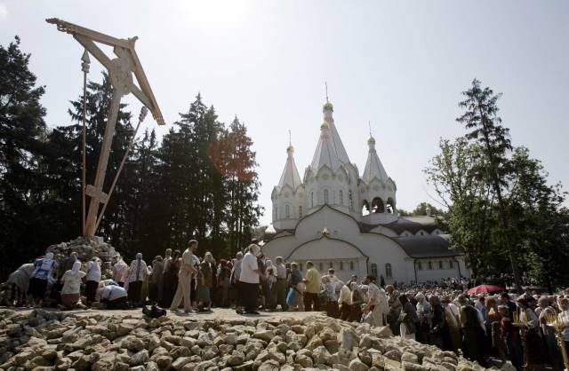 Dřevěný kříž na předměstí Butova | Foto: Reuters