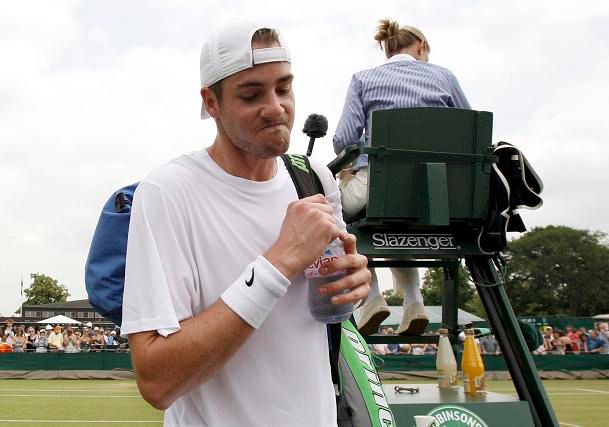 John Isner hrál v prvním kole rekordní zápas. Ve druhém kole pak vypadl ve třech setech | Foto: Sport