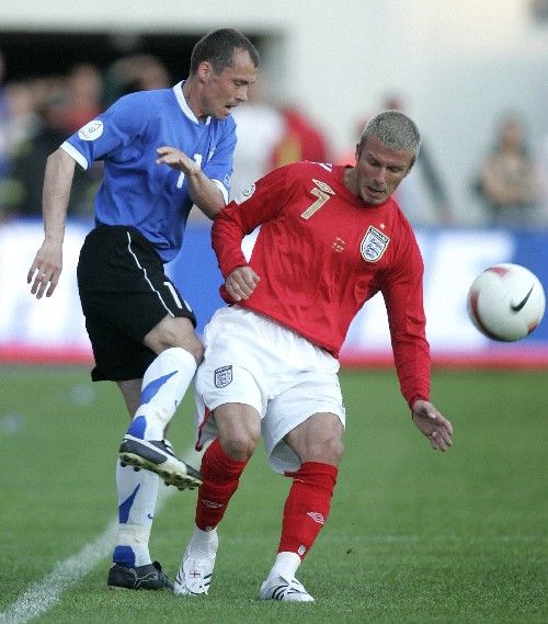 Estonec Sergej Terehhov bojuje o míč s Davidem Beckhamem z Anglie v kvalifikačním zápase o EURO 2008. | Foto: Reuters