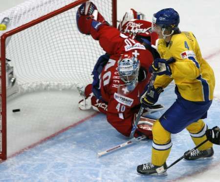 Švéd Anton Stralman překonává Davida Aebischera. | Foto: Reuters