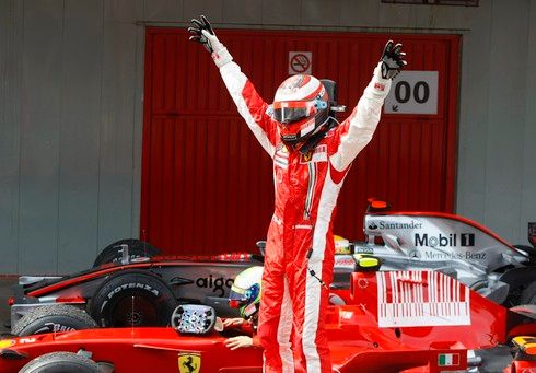 Z vítězství se pak mohl radovat finský pilot Kimi Raikkonen | Foto: Reuters