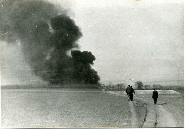 Bombardování zachytilo několik amatérských fotografů. Na snímku stoupá kouř ze zasaženého seřadiště vlaků. | Foto: Archiv Městského muzea v Kralupech