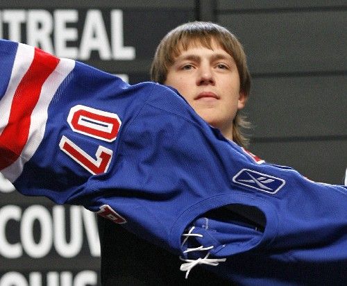 Ruský útočník Alexej Čerepanov, sedmnáctka loňského draftu, obléká dres New Yorku Rangers. | Foto: Reuters