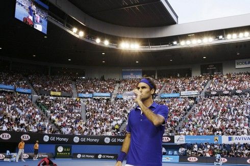 Roger Federer se občerstvuje | Foto: Sport