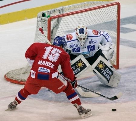 Jan Marek překonává finského gólmana Jusso Riksmana. | Foto: Václav Rojík