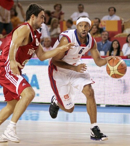 Český basketbalista Maurice Whitfield (vpravo) se snaží přejít přes Endera Arslana z Turecka. | Foto: Reuters