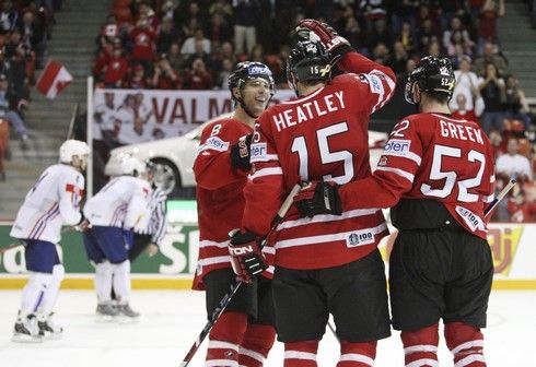 Kanadský útočník Dany Heatley slaví se spoluhráči branku do sítě Slovinska | Foto: Reuters