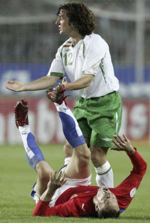 Stephen Hunt při zákroku na Jana Poláka po němž viděl červenou kartu. | Foto: Reuters