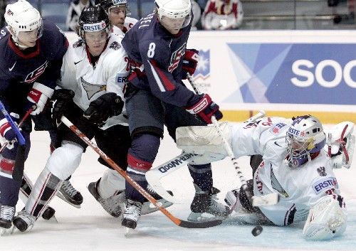 Rakouský gólman Reinhard Divis (vpravo) likviduje šanci Američanů Philipa Kessela (8) a Brandona Bochenského (vlevo). | Foto: Reuters