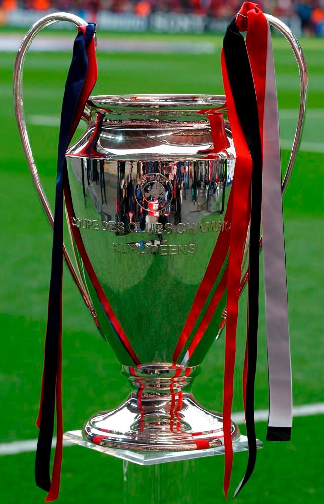 Ušatý pohár pro šampiona nejprestižnější ligové soutěže byl ve Wembley pochopitelně přítomen. | Foto: Reuters