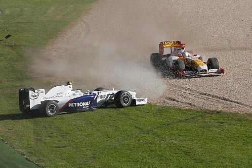 Nick Heidfeld a Fernando Alonso po smyku | Foto: Reuters