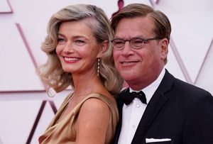 Americká supermodelka českého původu Paulina Porizkova a scenárista Aaron Sorkin. | Foto: ČTK/AP