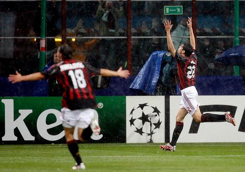 Hráč milánského AC Kaká (vpravo) a Marek Jankulovski se radují z Brazilcova gólu v síti Manchesteru United v odvětě semifinále Ligy mistrů. | Foto: Reuters