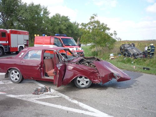 Ženu z auta vytáhli kolemjedoucí motorkáři a poskytli jí první pomoc. | Foto: HZS Jihomoravského kraje