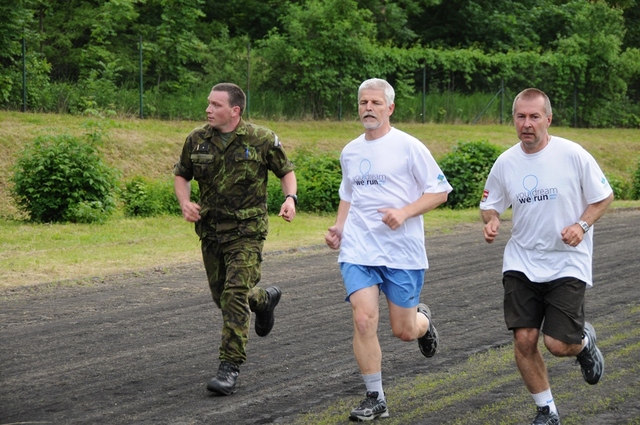 Petr Pavel zahájil první ročník dvacetičtyřhodinového charitativního běhu družstev s názvem You Dream We Run v roce 2013. | Foto: Aktuálně.cz