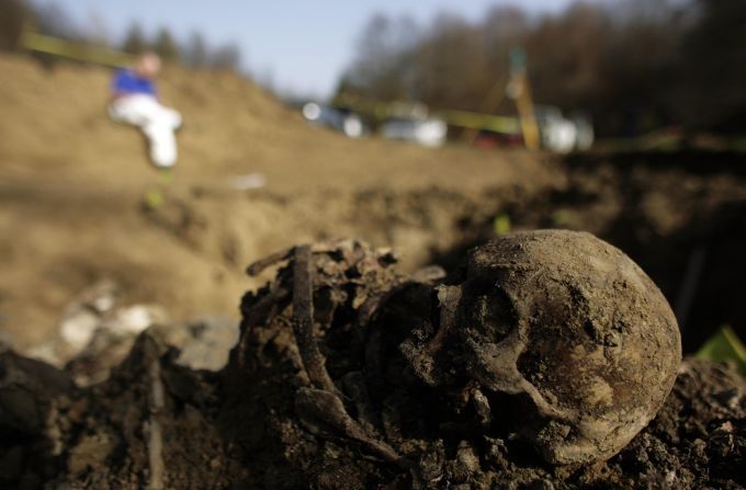 Ostatky Bosňáků popravených v genocidě nařízené Radovanem Karadžičem. Masový hrob ve vesnici Kamenica. | Foto: Reuters