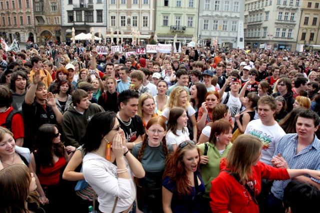 Dav středoškoláků téměř zaplnil pražské Staroměstské náměstí. | Foto: Aktuálně.cz, Ludvík Hradílek