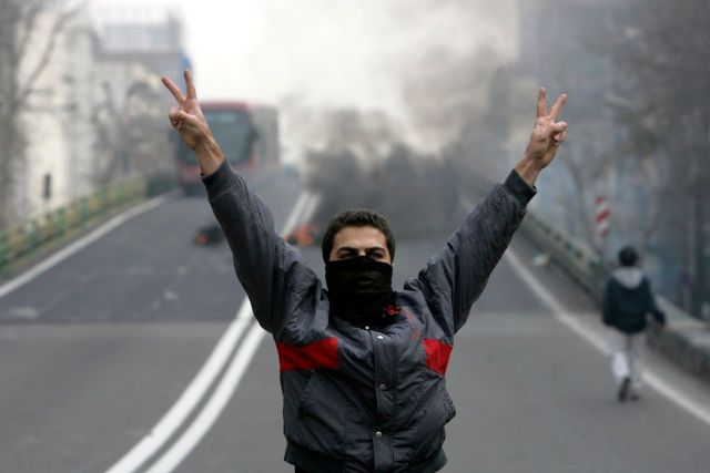 Účastník protestů v Teheránu ukazuje zdvižená "V" na znamení vítězství | Foto: Reuters