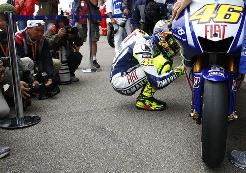 Valentino Rossi kontroluje stav svého motocyklu | Foto: Sport