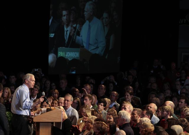 Cennou výhru ve volbách do Senátu zaznamenali republikáni v tradičně demokratickém Wisconsinu. Nový senátor Ron Johnson oslavuje se svými příznivci. | Foto: Reuters