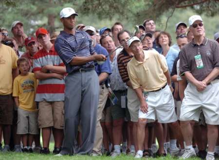 Diváci sledují úder amerického golfisty Tigera Woodse na 18. jamce druhého kola golfového turnaje WGC Bridgetown Invitational. | Foto: Reuters