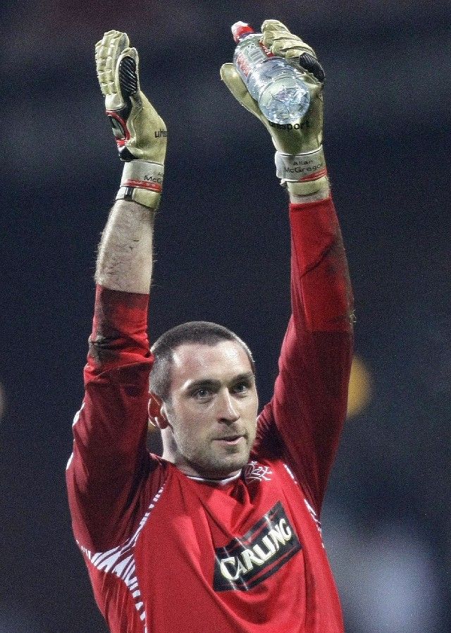 Brankář Glasgow Rangers Allan McGregor oslavuje postup do čtvrtfinále Poháru UEFA. | Foto: Reuters