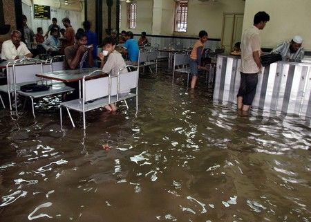 I přes to, že je v Bombajské restauraci voda, není zavřeno. | Foto: Reuters