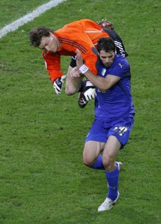 Německý brankář Jens Lehmann (v oranžovém) ve vzduchu sestřelil Simone Perrottu z Itálie. | Foto: Reuters