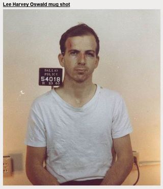 Lee Harvey Oswald na policejní fotografii den po svém zadržení, a taky den před smrtí. | Foto: Wikimedia Commons