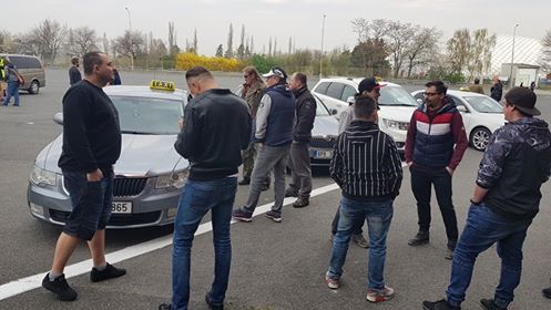 Taxikáři v Praze protestují proti novele zákona o silniční dopravě, která má řidiče Uberu nebo Taxify pasovat na skutečné taxikáře. (8. dubna 2019) | Foto: Jakub Heller