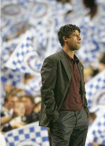 Frank Rijkaard sleduje zápas Barcelony s Chelsea na Stamford Bridge. | Foto: Reuters