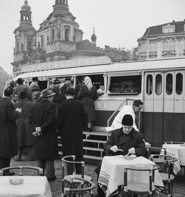 Dobový text: "Chodci na pražském Staroměstském náměstí měli ve středu 20. února poprvé příležitost nakoupit občerstvení z nové pojízdné restaurační prodejny. Kolektiv státního obchodu ji vytvořil ve spolupráci s družstvem Inklemo přizpůsobením autobusu Škoda 706 RO. Zahradní stolky a rozebíratelné zábradlí vytvoří kolem prodejny kdekoliv příjemné prostředí k občerstvení." | Foto: ČTK