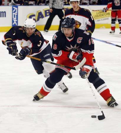 Jaromir Jagr tídněný Vitaliem Višněvským z Atlanty. | Foto: Reuters